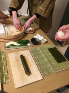 making maki rolls